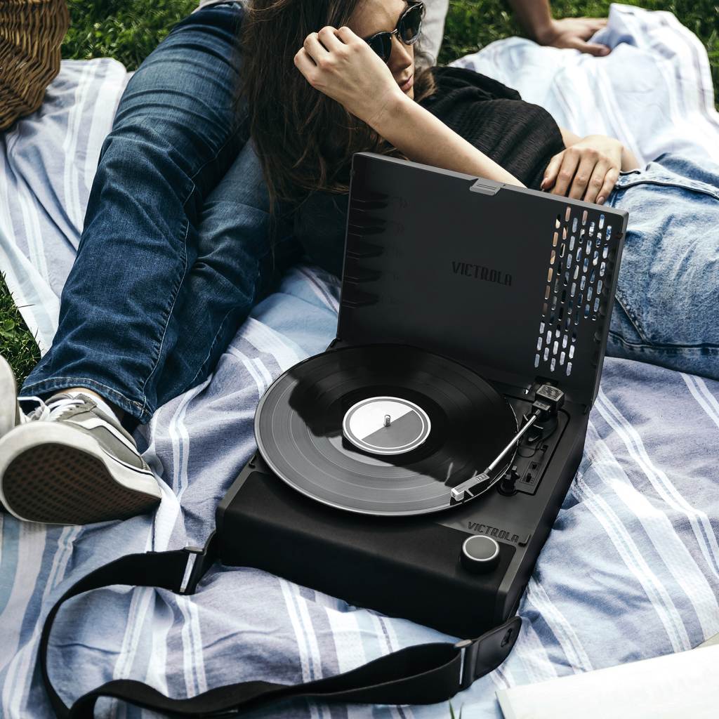 Victrola Revolution GO, il giradischi diventa portatile